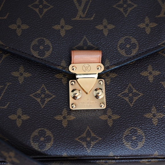 Authentic Louis Vuitton Pochette Metis Monogram Canvas - Picture 3 of 16